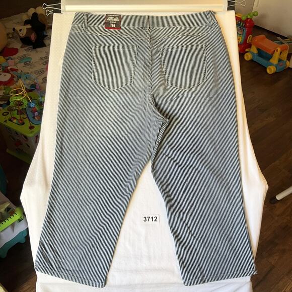 Avenue Women Jeans 16 Blue Denim Striped Capri Virtual Stretch Button 21" - Picture 10 of 10